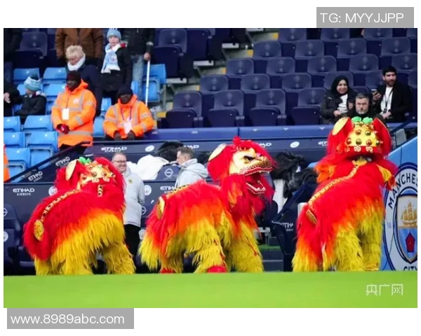 足球明星与舞狮文化的完美结合高清图片欣赏